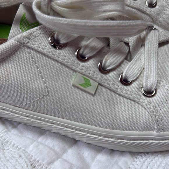 Cariuma Off White Canvas Sneakers 9 Women / 7.5 Men - Picture 4 of 12